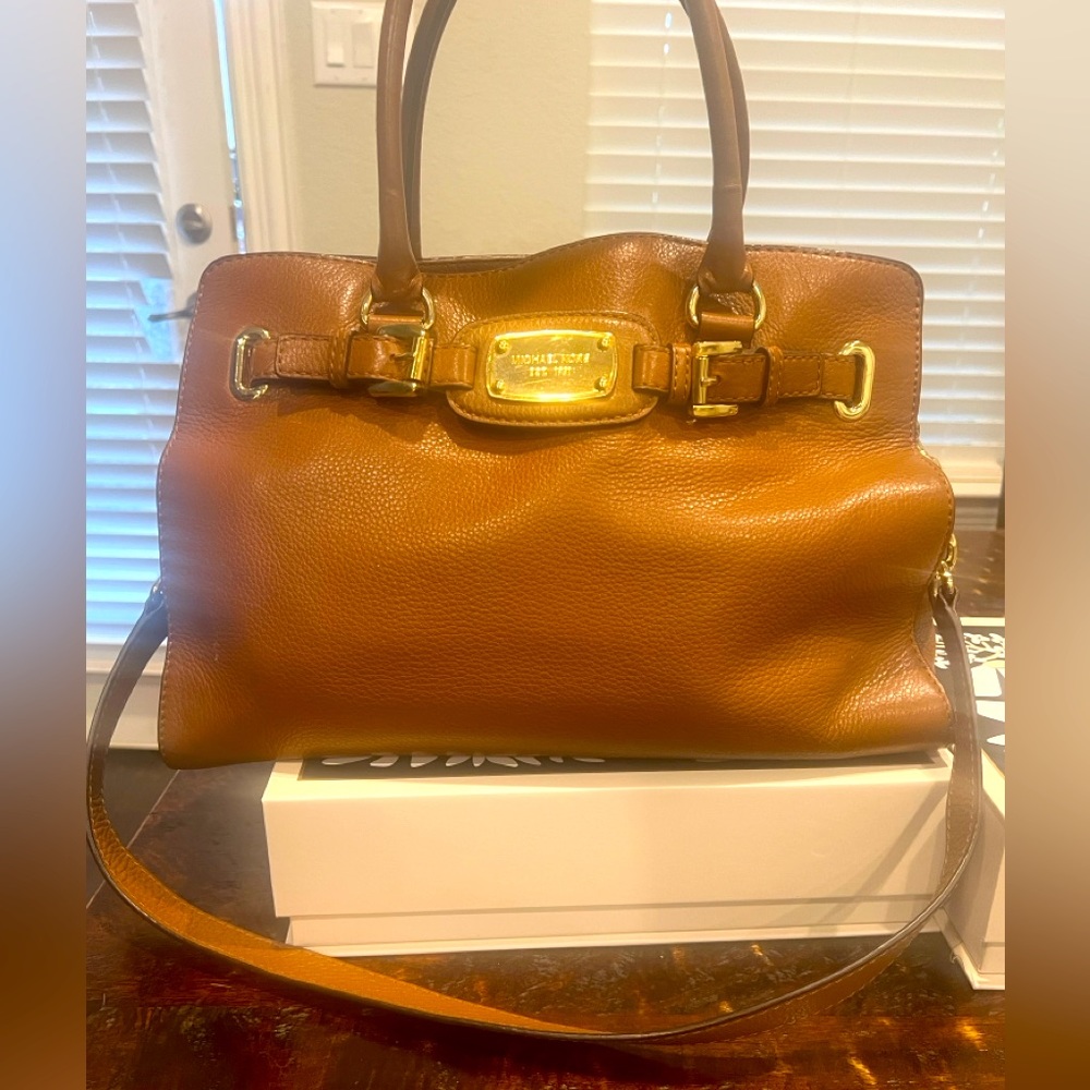 MICHAEL KORS TOTE caramel color leather EXCELLENT like new condition.